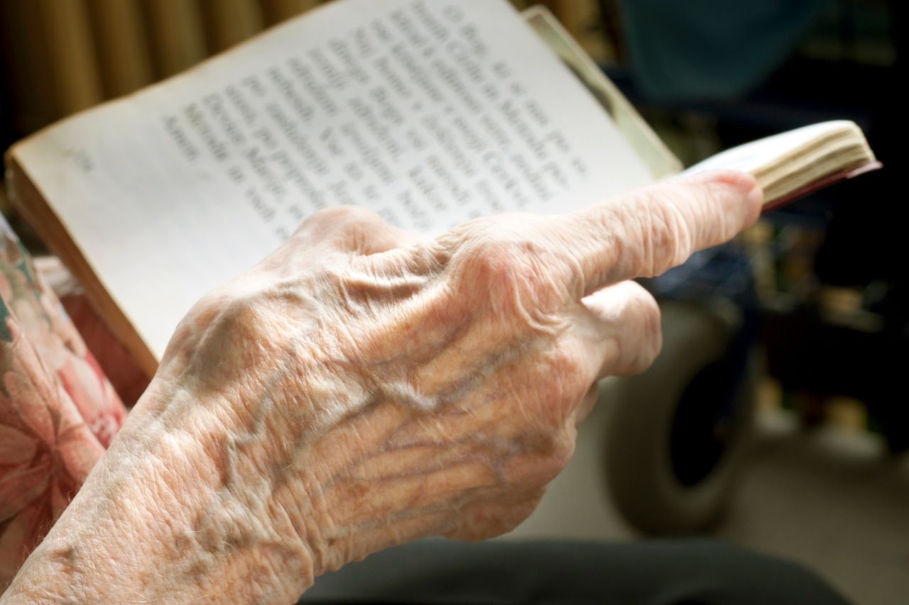 A leitura para idosos traz apenas benefícios!