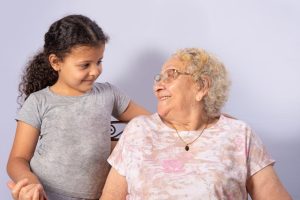 Amizade entre idoso e criança: por que o encontro de gerações é tão singelo?