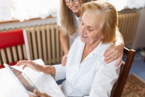 Qual a importância da empatia ao cuidar de idosos?