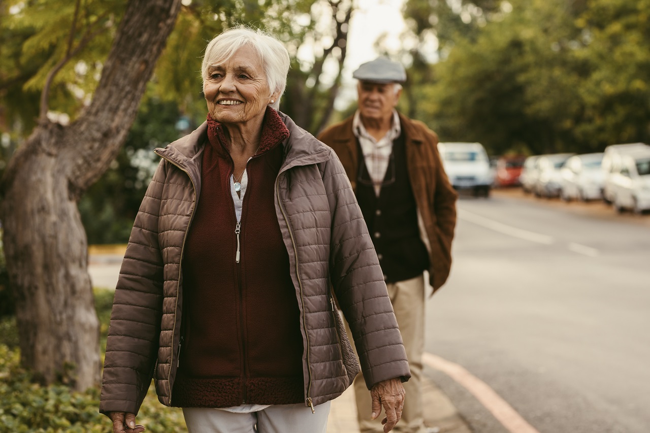 Por que idosos devem caminhar diariamente?