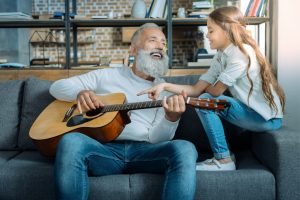 Envelhecer cantando: conheça os benefícios